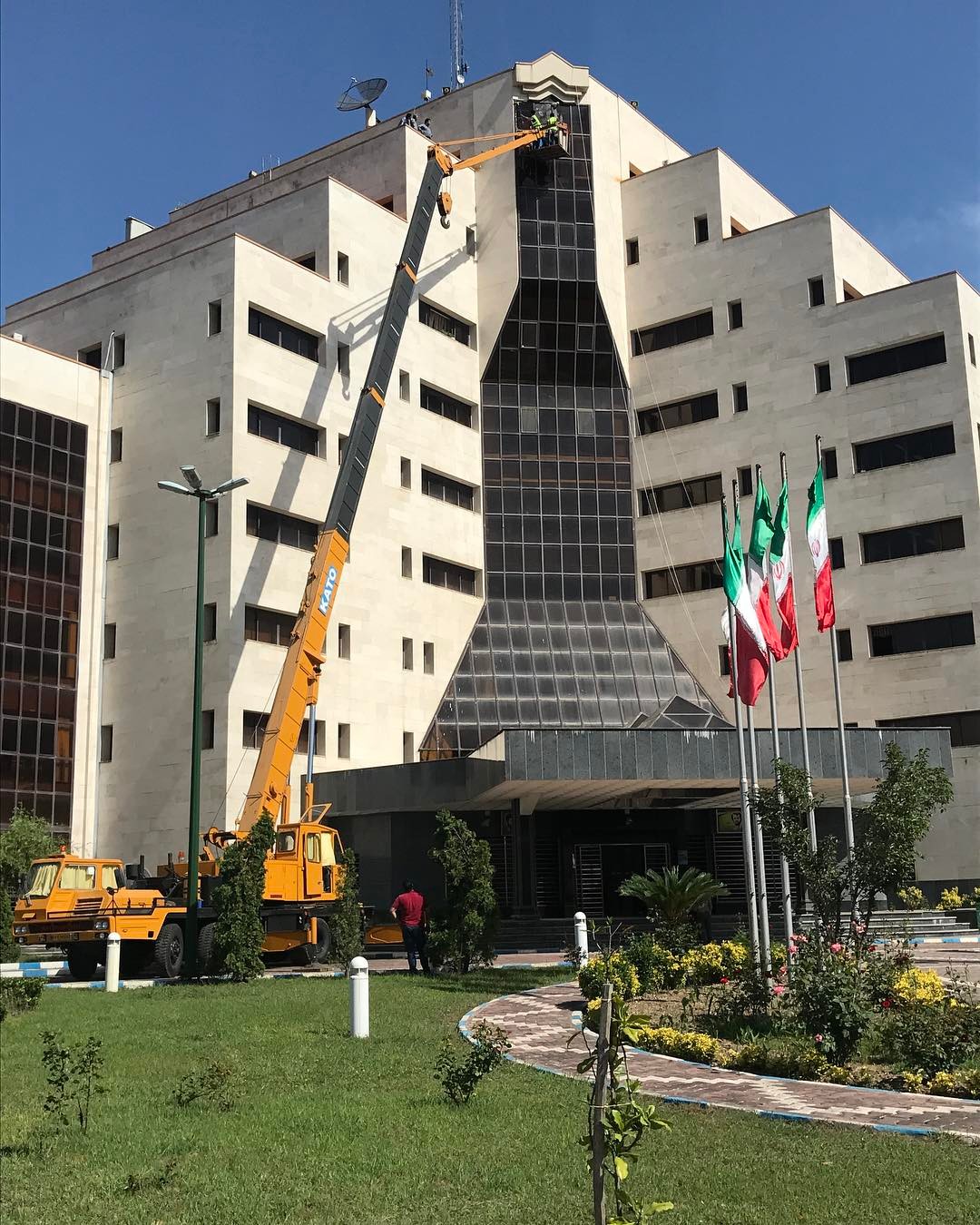 جرثقیل سبدار جهت کار در استانداری گیلان